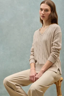 Jersey beige trenzado de escote en pico con monograma bordado