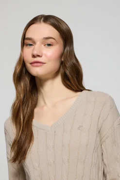 Jersey beige trenzado de escote en pico con monograma bordado