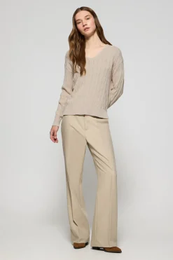 Jersey beige trenzado de escote en pico con monograma bordado