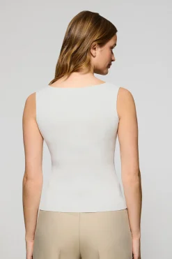 Jersey blanco Lalita con cuello barco y botón nacarado