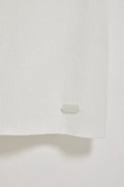 Jersey blanco Lalita con cuello barco y botón nacarado