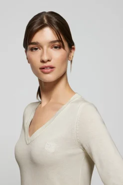 Jersey básico color hielo de cuello pico y logo bordado al tono