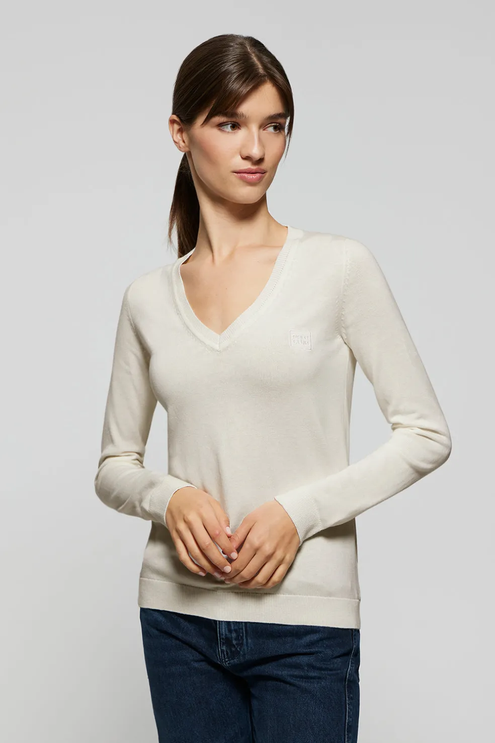 Jersey básico color hielo de cuello pico y logo bordado al tono