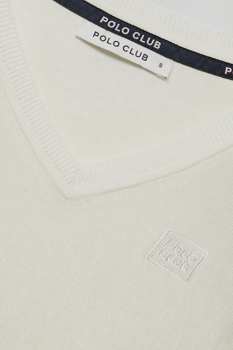 Jersey básico color hielo de cuello pico y logo bordado al tono