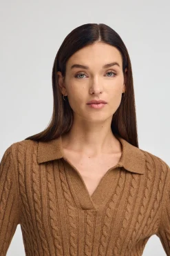 Jersey camel vigoré de punto trenzado y cuello polo