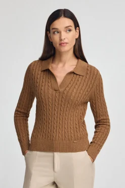 Jersey camel vigoré de punto trenzado y cuello polo