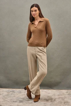 Jersey camel vigoré de punto trenzado y cuello polo