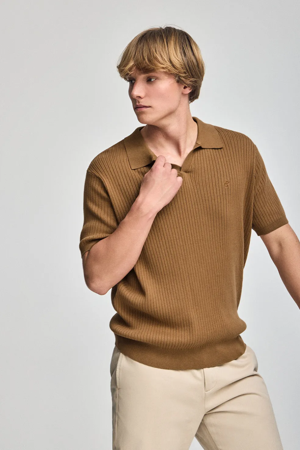 Jersey color camel acanalado Jay con monograma bordado