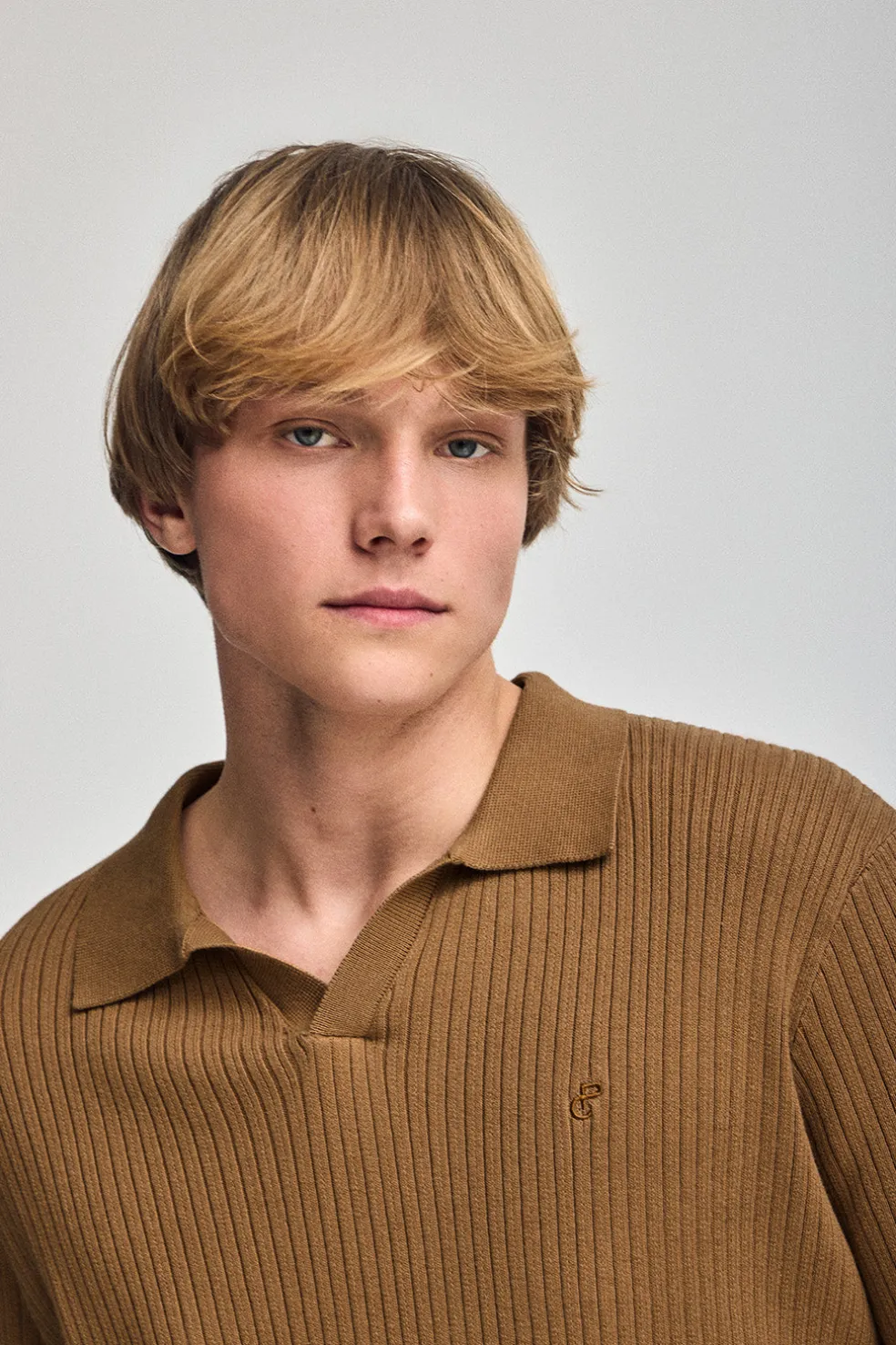 Jersey color camel acanalado Jay con monograma bordado