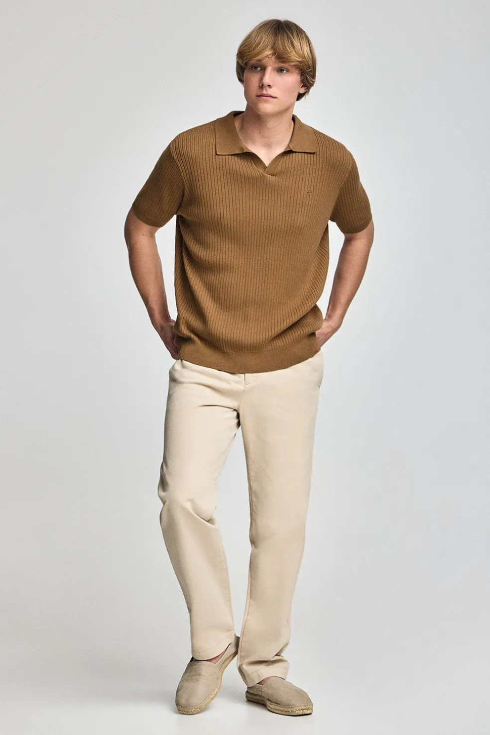 Jersey color camel acanalado Jay con monograma bordado