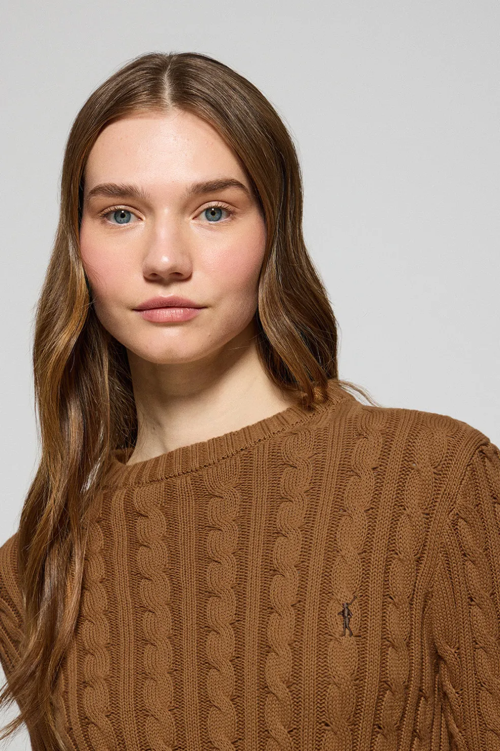 Jersey color camel trenzado de cuello redondo y bordado Rigby Go