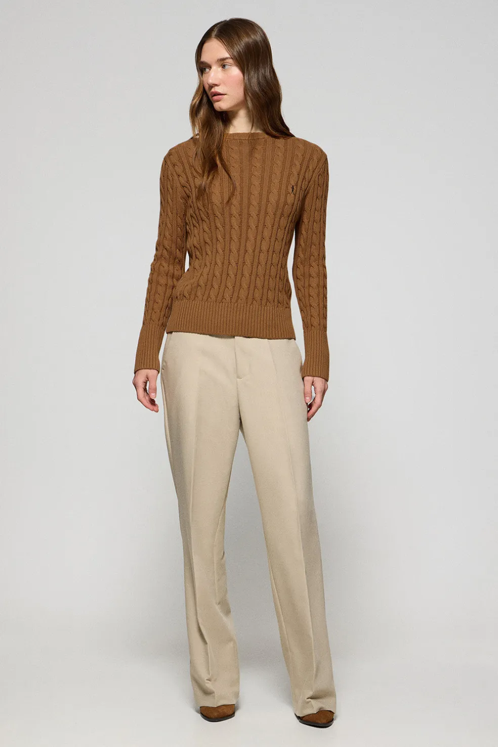 Jersey color camel trenzado de cuello redondo y bordado Rigby Go