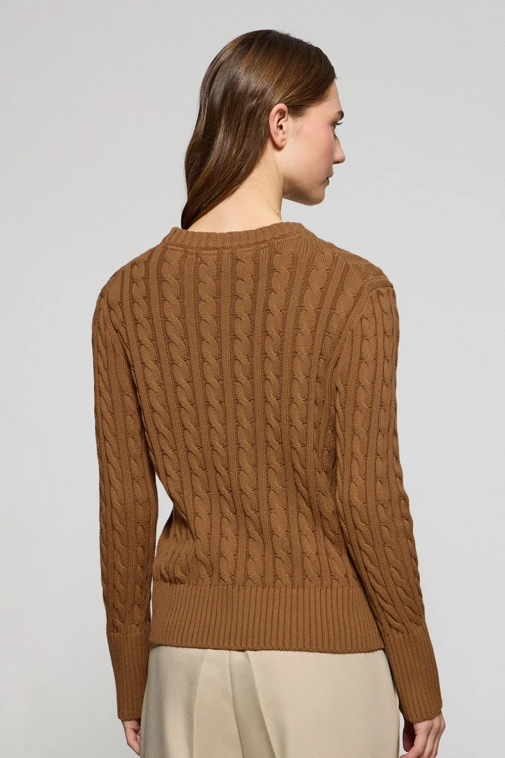 Jersey color camel trenzado de cuello redondo y bordado Rigby Go