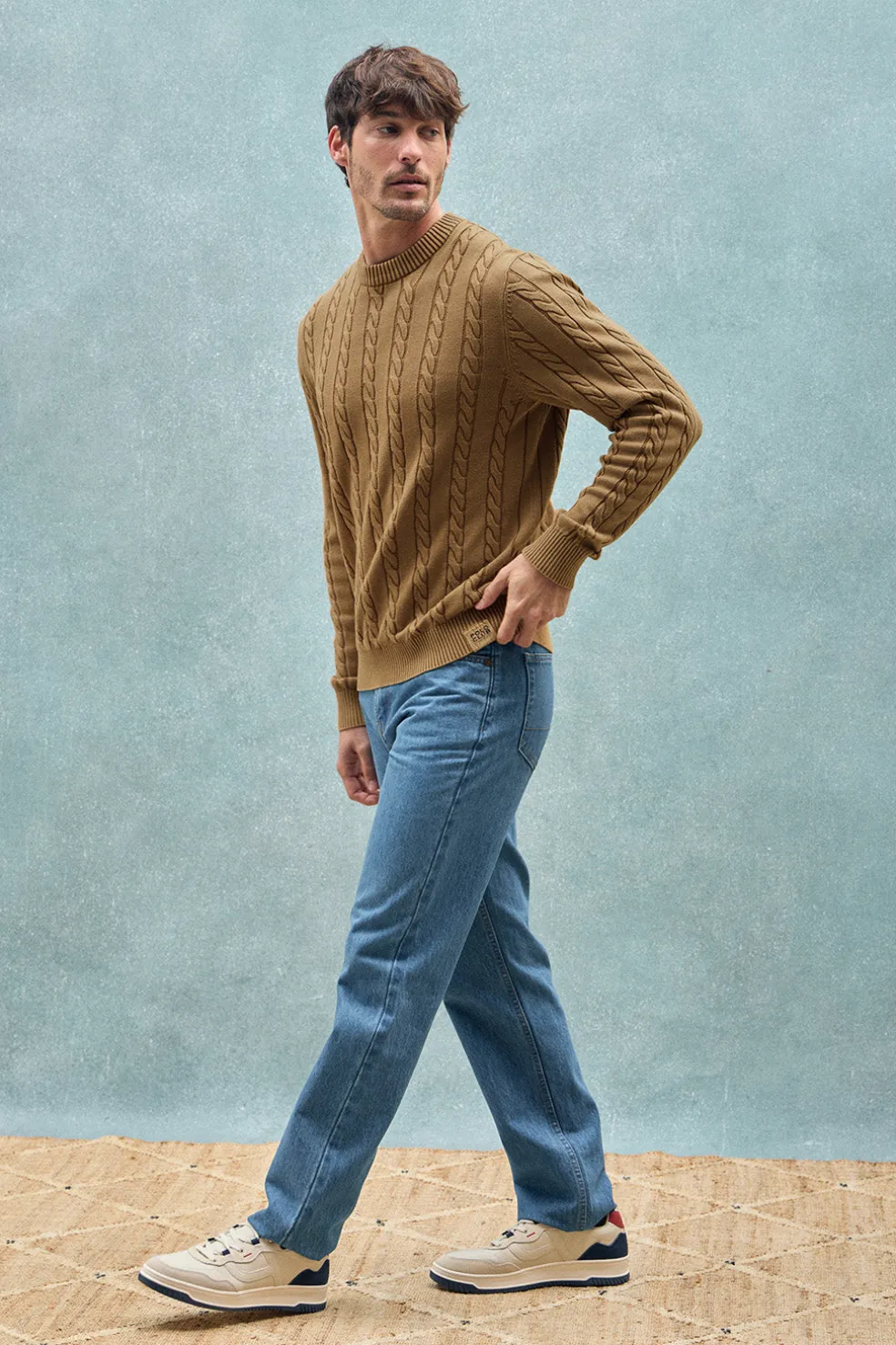 Jersey color camel trenzado garment dye con logo bordado