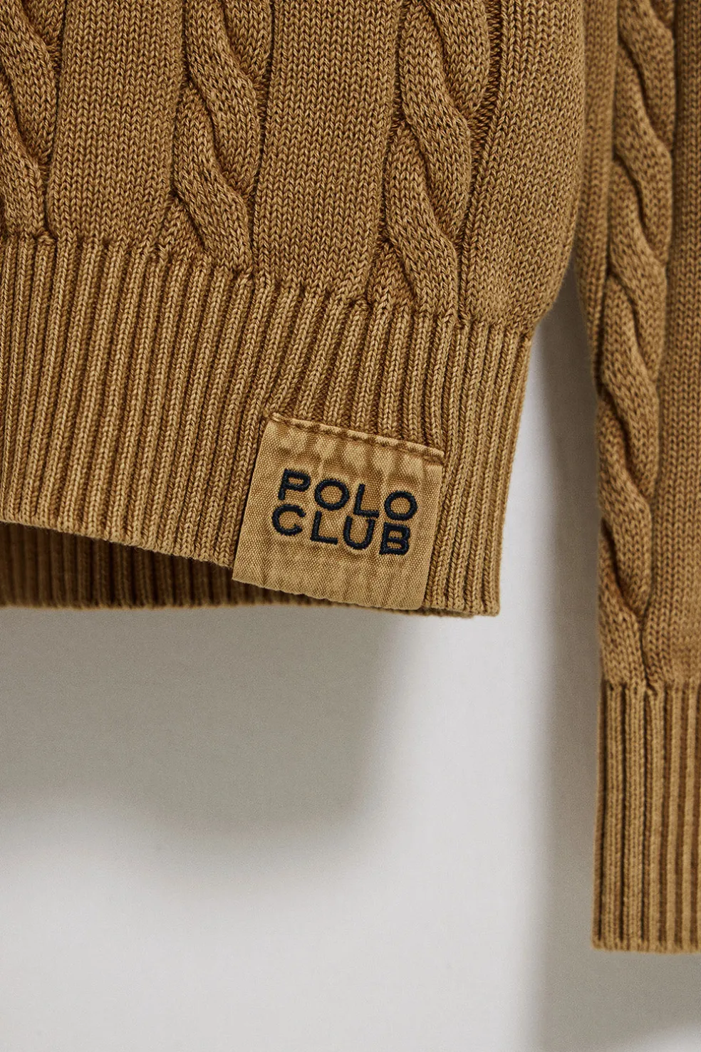 Jersey color camel trenzado garment dye con logo bordado
