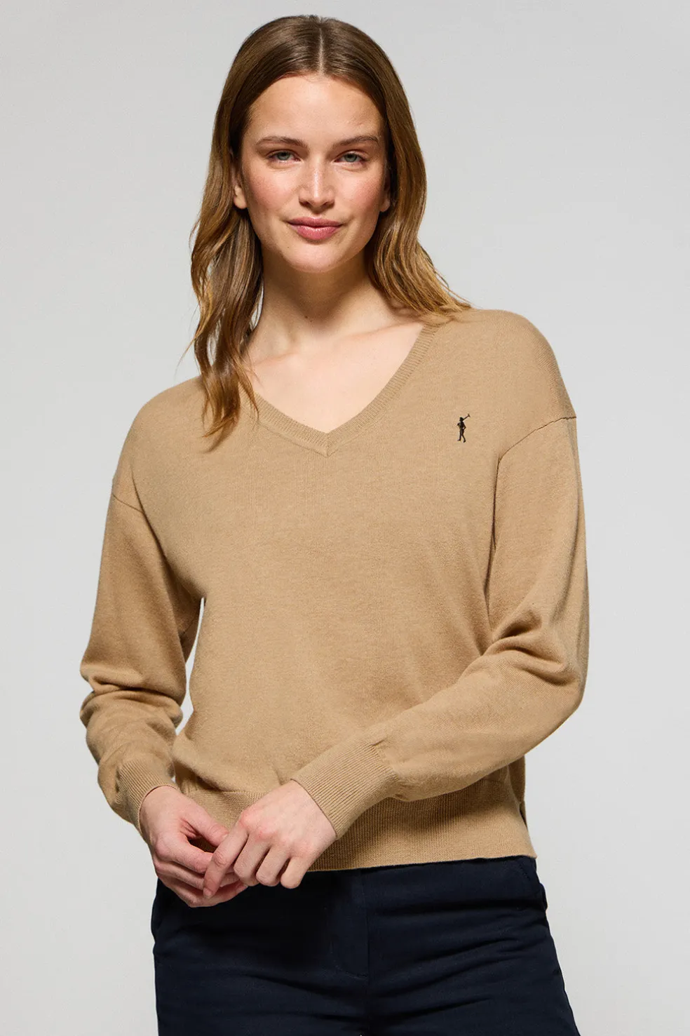 Jersey color caramelo vigoré de punto con cuello de pico y logo bordado Rigby Go