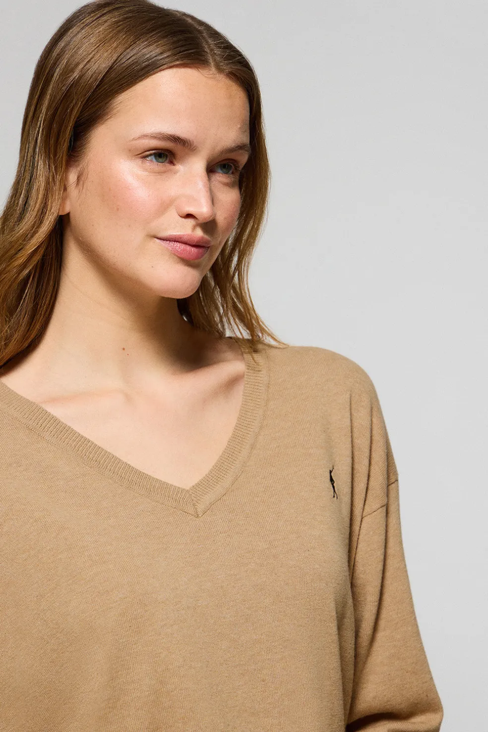 Jersey color caramelo vigoré de punto con cuello de pico y logo bordado Rigby Go