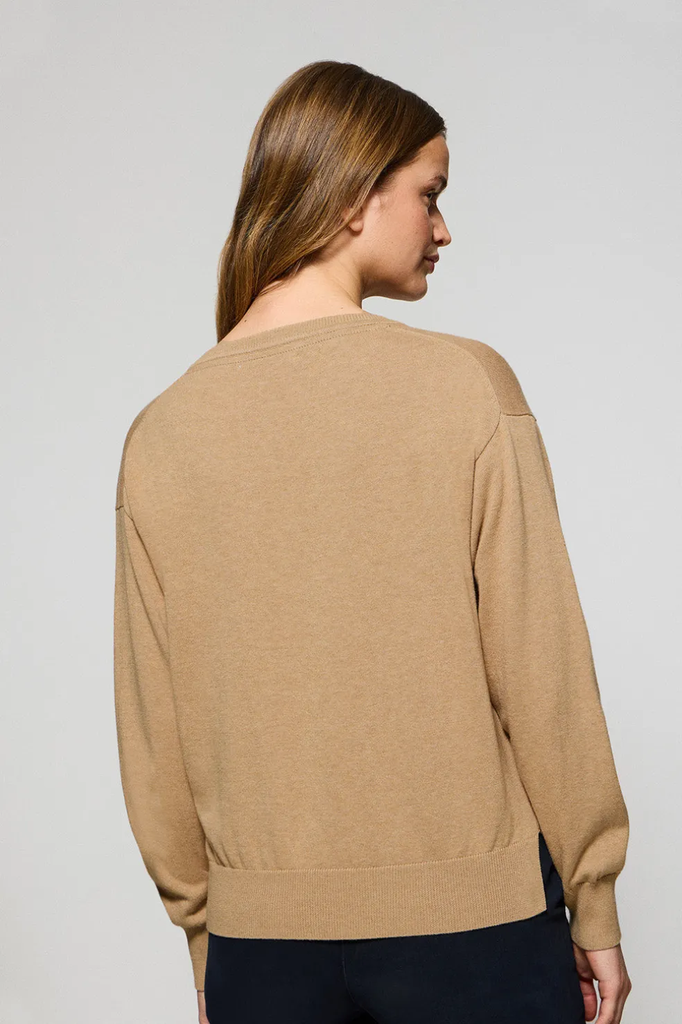 Jersey color caramelo vigoré de punto con cuello de pico y logo bordado Rigby Go