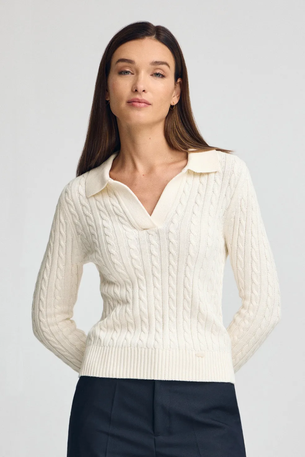 Jersey color crudo de punto trenzado y cuello polo