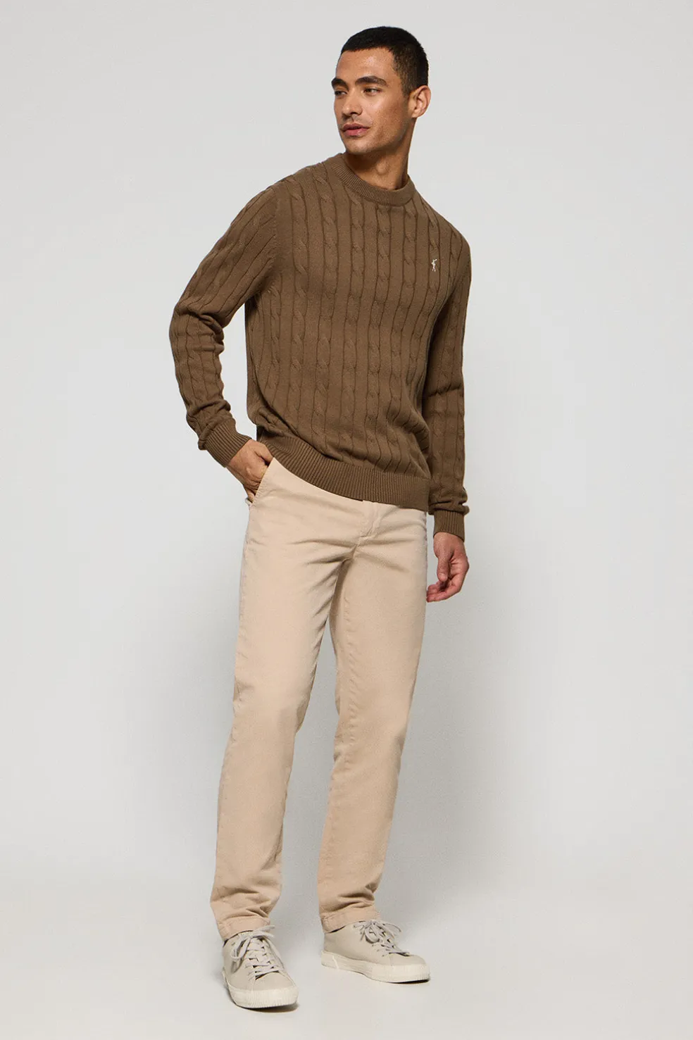 Jersey color moca de punto trenzado de cuello redondo y bordado Rigby Go
