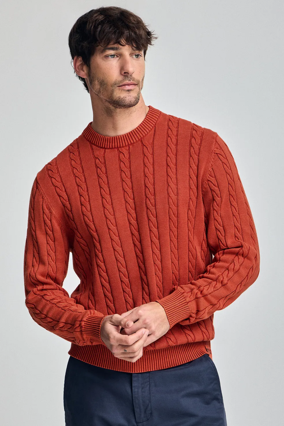 Jersey color rojizo trenzado garment dye con logo bordado