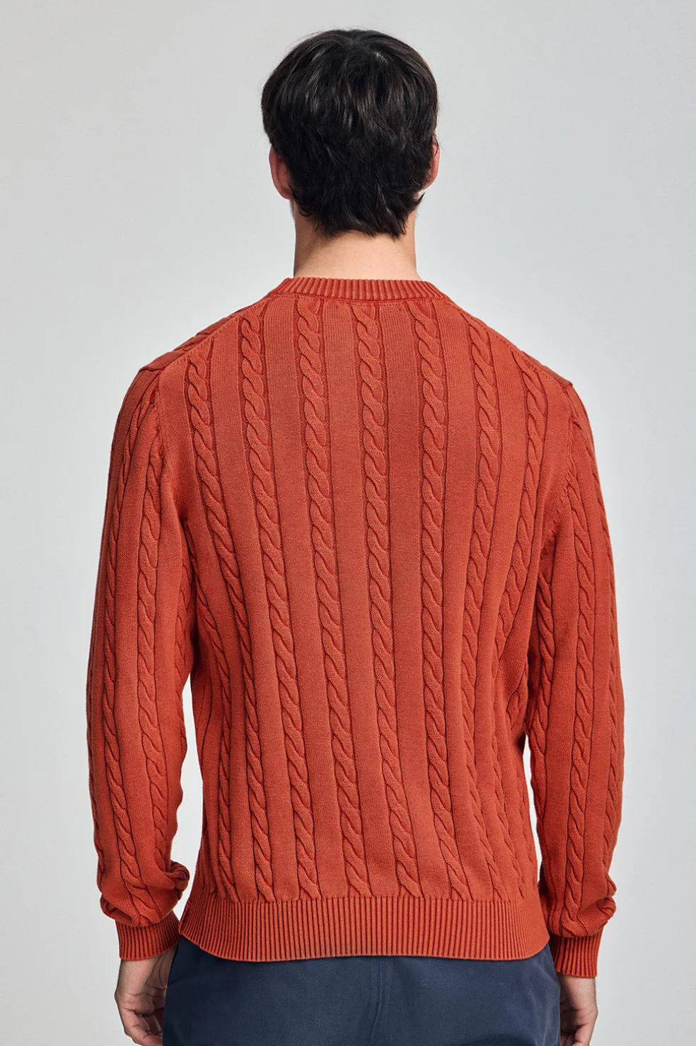 Jersey color rojizo trenzado garment dye con logo bordado
