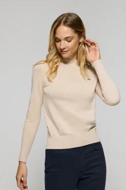 Jersey de punto beige con cuello elevado y detalle de botón nacarado PC