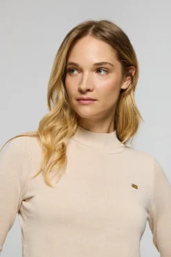 Jersey de punto beige con cuello elevado y detalle de botón nacarado PC
