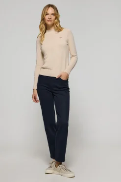 Jersey de punto beige con cuello elevado y detalle de botón nacarado PC