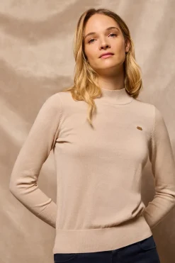 Jersey de punto beige con cuello elevado y detalle de botón nacarado PC