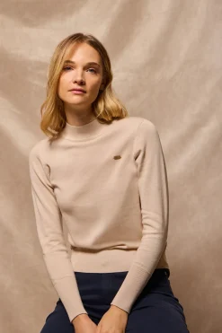Jersey de punto beige con cuello elevado y detalle de botón nacarado PC