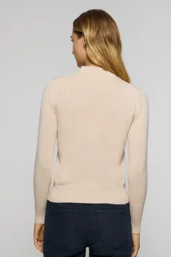 Jersey de punto beige con cuello elevado y detalle de botón nacarado PC