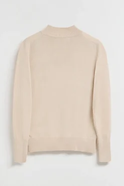 Jersey de punto beige con cuello elevado y detalle de botón nacarado PC