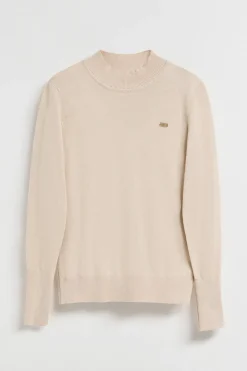 Jersey de punto beige con cuello elevado y detalle de botón nacarado PC