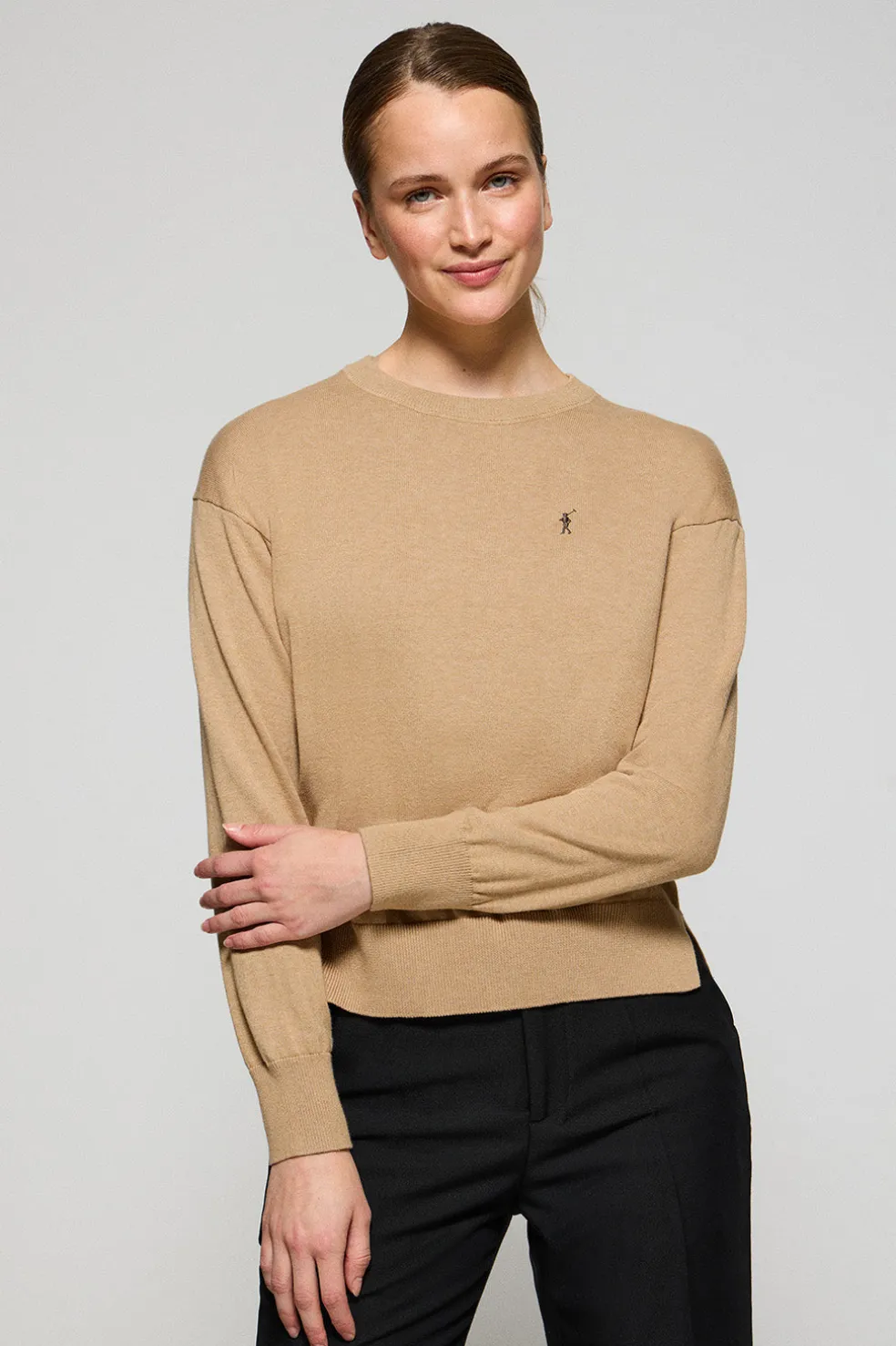 Jersey de punto color caramelo vigoré con cuello redondo y logo bordado Rigby Go