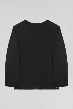 Jersey negro de cuello redondo con detalle de botón nacarado