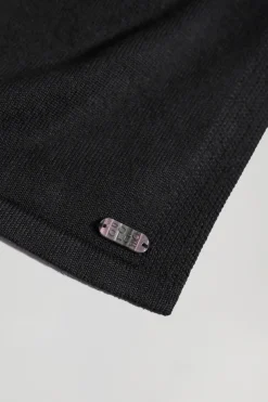 Jersey negro de cuello redondo con detalle de botón nacarado