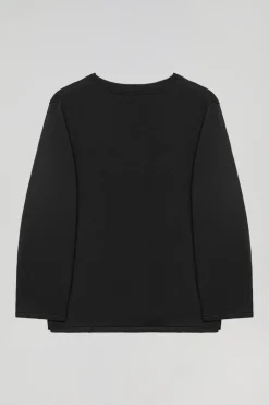 Jersey negro de cuello redondo con detalle de botón nacarado