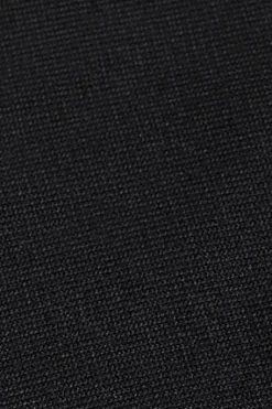 Jersey negro de cuello redondo con detalle de botón nacarado