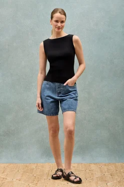 Jersey negro Lalita con cuello barco y botón nacarado