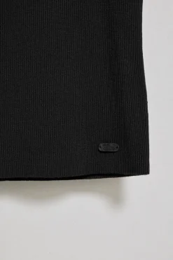 Jersey negro Lalita con cuello barco y botón nacarado