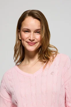 Jersey rosa trenzado de escote en pico con monograma bordado