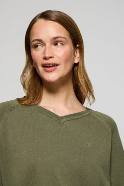 Jersey verde claro en cuello v de algodón y lino con monograma bordado