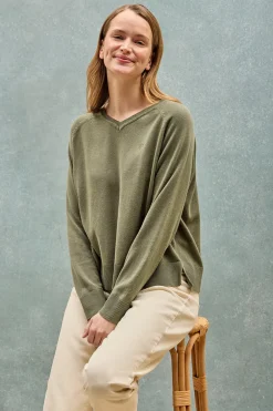 Jersey verde claro en cuello v de algodón y lino con monograma bordado