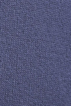 Jersey violeta azulado garment dye de cuello redondo y logo bordado