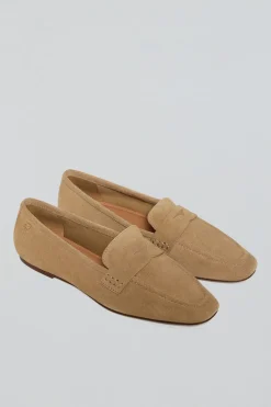 Mocasin Antonella camel de serraje con detalle metálico