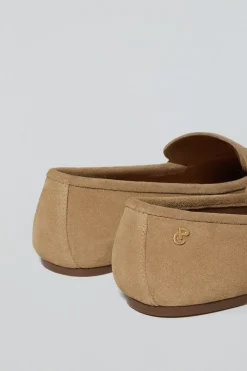 Mocasin Antonella camel de serraje con detalle metálico