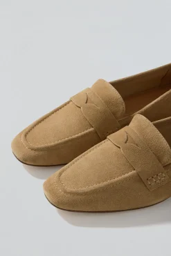 Mocasin Antonella camel de serraje con detalle metálico