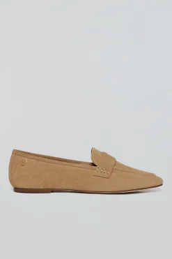 Mocasin Antonella camel de serraje con detalle metálico