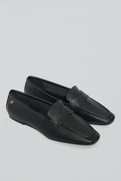Mocasin Antonella negro de napa con detalle metálico